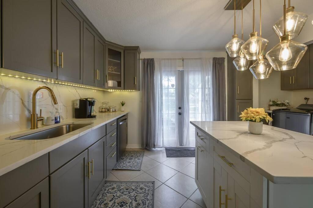 Golden Greek Getaway Chic House In Heart Of Tampa Villa Exterior photo